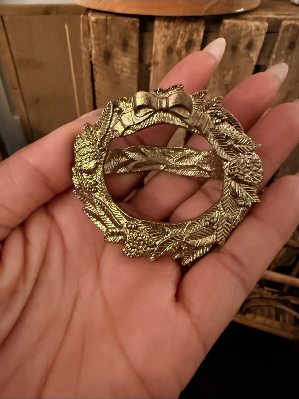 Holiday Pinecone Wreath Decorative Tin Box with 6 Brass napkins rings